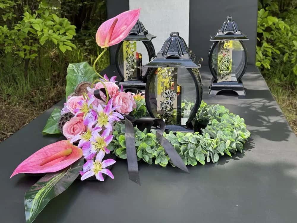 Kwiaty na cmentarz: wybierz trwałe gatunki na każdą porę roku